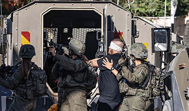 İşgalciler Batı Şeria'da evleri basıyor, Yabad kasabasını kapalı tutuyor