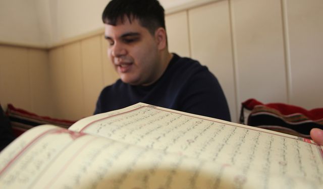 Kur'an sevgisiyle büyüyen görme engelli Zeynelabidin hafız olmak için aralıksız çalışıyor 