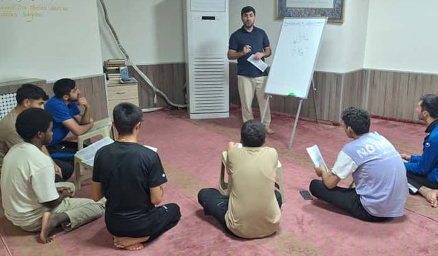 Üniversite öğrencileri Kur'an-ı Kerim öğreniyor