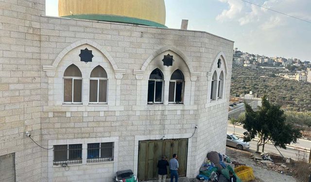 Yahudi çeteler Batı Şeria'da bir camiyi ateşe verdi