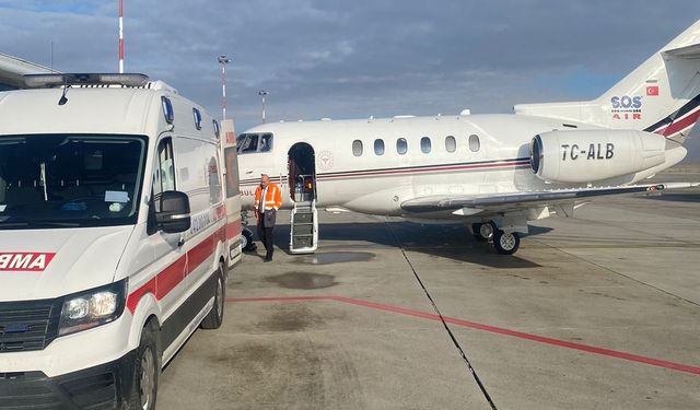 Ağrı'da riskli gebe ile soluk borusu gelişemeyen bebek uçak ambulans sevk edildi