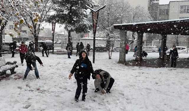Batman’da okul çıkışında öğrencilerden kar sevinci