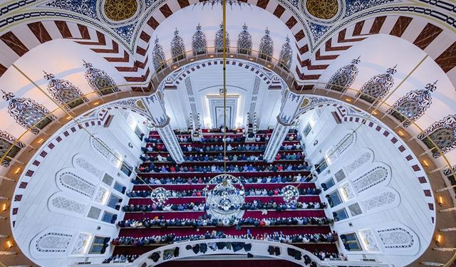 Cuma hutbesi: İnsan, huzuru ibadetle elde eder