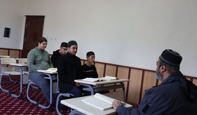 Dünyanın dört bir yanından gençler Şanlıurfa’da Kur’an eğitiminde buluştu