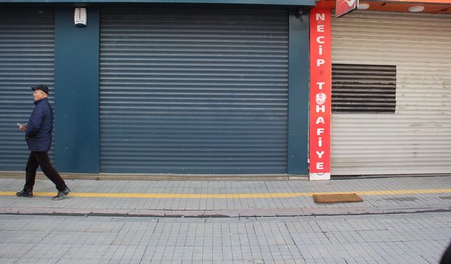 Elektrik kesintisi nedeni ile esnaf kepenk açamadı