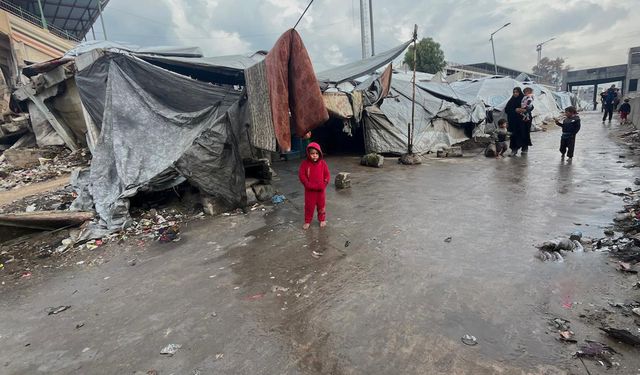 Gazze'de çadır kampları sular altında kaldı