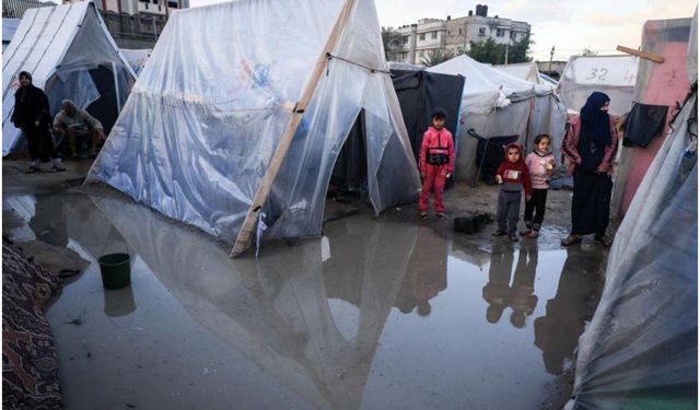 Gazze’de çadırların üzerine duvar çökmesi sonucu iki kişi şehit oldu