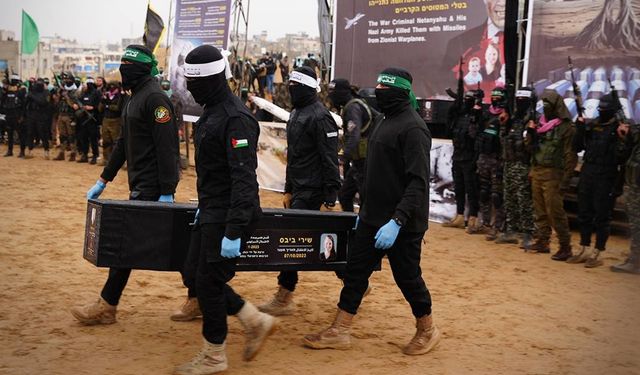 İşgalciler, Gazze'den bir siyonist esirin eşyalarını teslim aldı