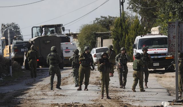 İşgalciler Ramallah'taki kuşatmayı sürdürüyor, Nablus'taki kasabaları helikopterlerle bombalıyor