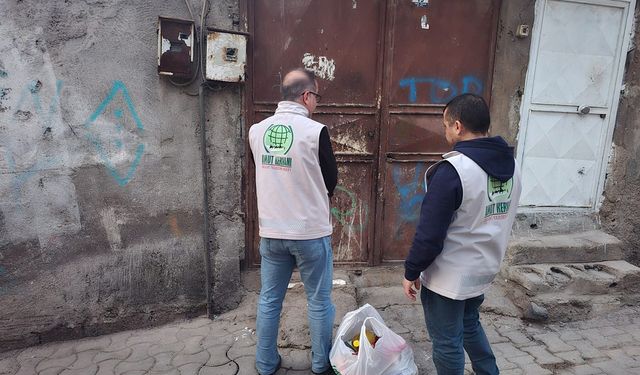 Kahramanmaraş Umut Kervanı kandil dolaysıyla gıda dağıtımı gerçekleştirdi