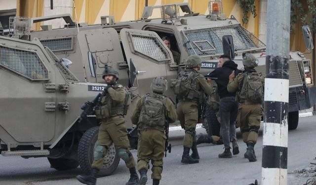 Nablus'a baskın: Siyonist işgalciler 17 Filistinliyi esir aldı