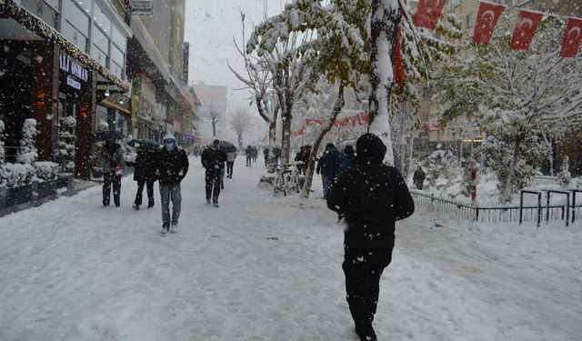  Siirt’te kar sevinci: Kent beyaza büründü, vatandaşlar sokaklara akın etti