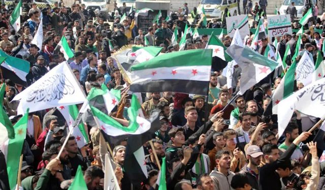 The Economist: Suriye'de "kaos senaryosu" çöktü, geçiş dönemi beklentilerin ötesine uzadı