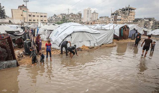 UNRWA: Gazze'de çadırlar sular altında, hastalık riski artıyor