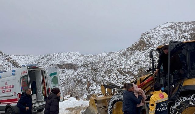 Batman’da karla kapanan yol açıldı, 14 yaşındaki çocuk hastaneye ulaştırıldı 