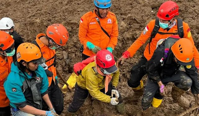 Endonezya'da toprak kayması felaketi: 48 ölü