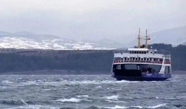 Fırtına nedeniyle Gökçeada ve Bozcaada feribot seferleri iptal edildi