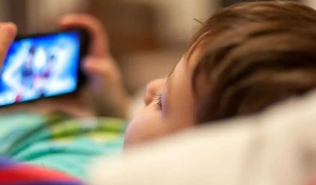 Fransa’da 15 yaşın altındaki çocuklara sosyal medya yasağı