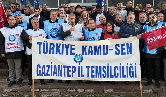 Kamu-Sen’e bağlı sendikalar Gaziantep Defterdarlığı önünde maaş zamlarını protesto etti