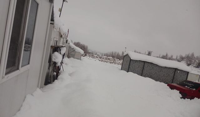 Malatya Doğanşehir'de kar yağışı, konteyner kentte yaşamı zorlaştırdı