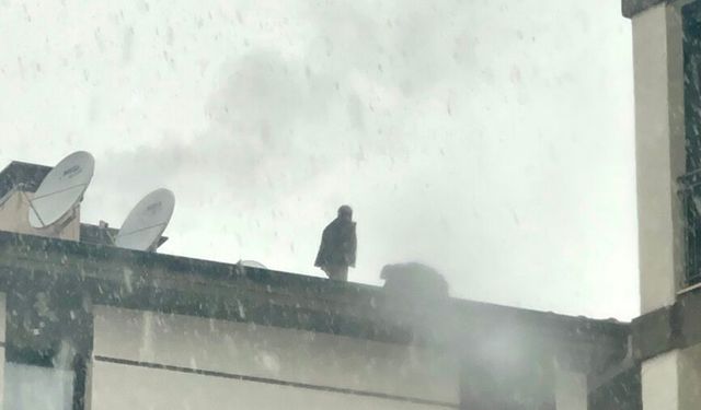 Malatya'da TOKİ çalışanı darp edildiği iddiasıyla çatıya çıkarak yardım istedi