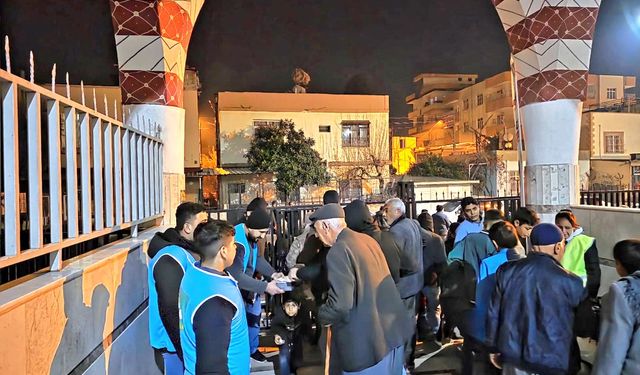 Tarsus’ta Hür Gençlik’ten Miraç Kandili’nde cami cemaatine lokum ikramı