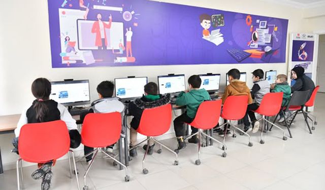 Yeşilyurt Mesleki Eğitim ve Yaşam Merkezi'nde kurslara yoğun ilgi