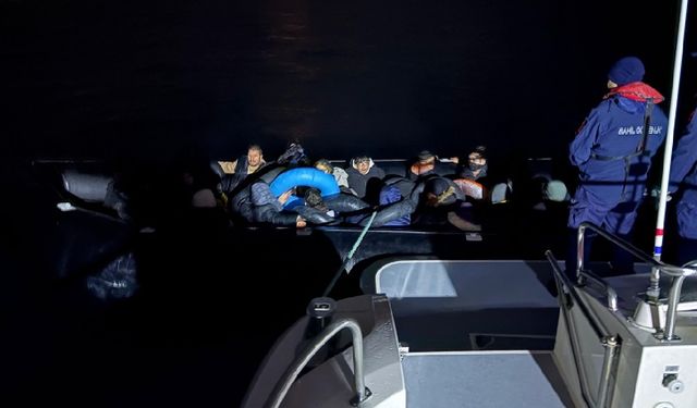 Çanakkale’de lastik bottaki 29 düzensiz göçmen yakalandı