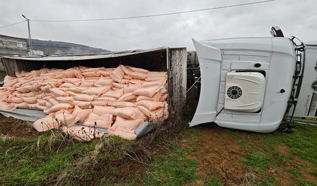 Gübre yüklü tır devrildi: 4 yaralı