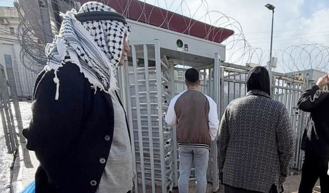 Siyonist rejim Gazze'ye dönenleri işkence ve aşağılamayla karşıladı