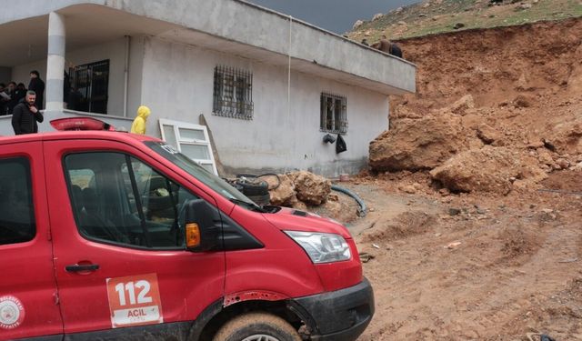 Cizre'de yamaçtan kopan dev kaya bir evin üzerine düştü