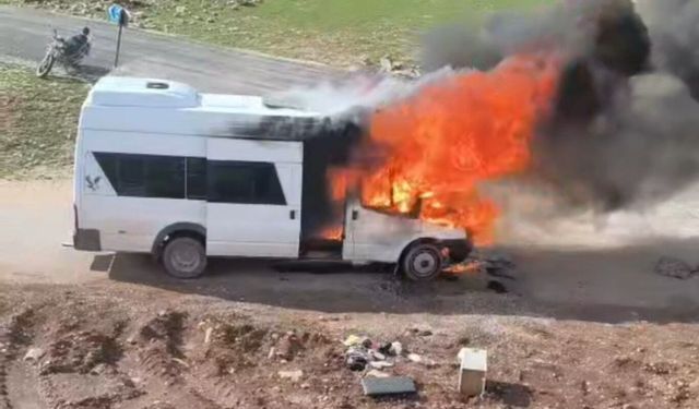 Mardin’de seyir halindeki öğrenci servisi alev aldı