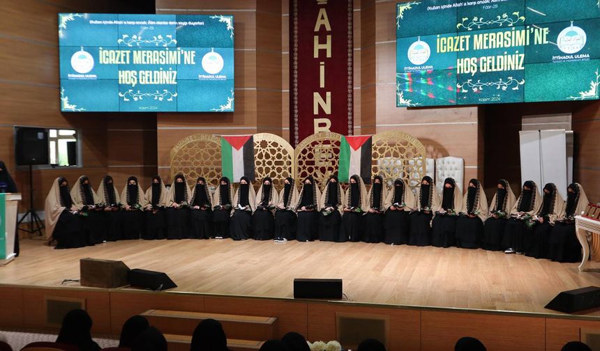 Gaziantep'te medrese eğitimlerini bitiren 23 kız öğrencisi icazet aldı