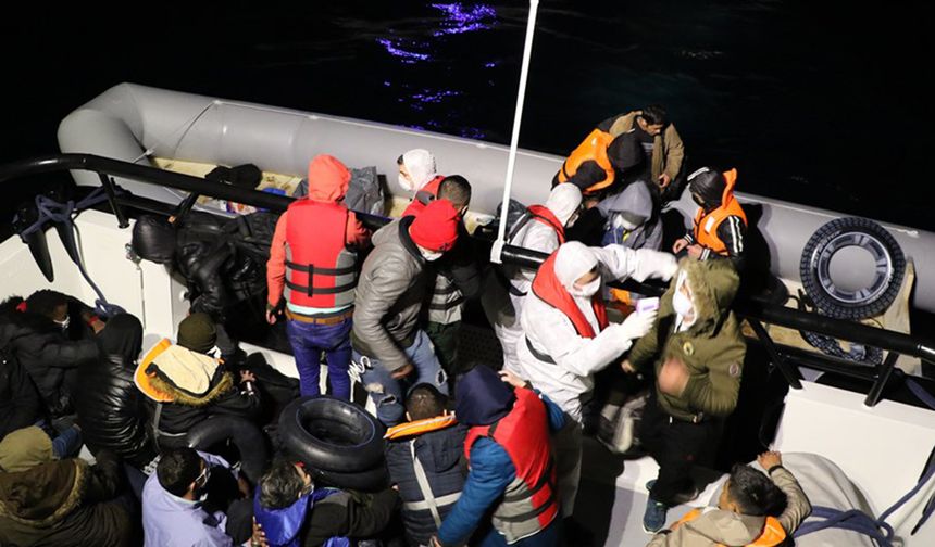 Çanakkale açıklarında 37 düzensiz göçmen yakalandı