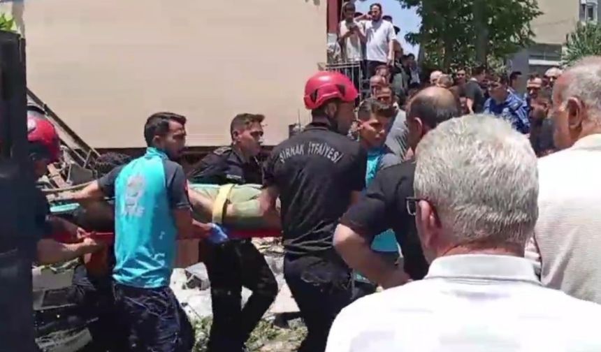 Freni patlayan kamyonet araca çarptıktan sonra evin bahçesine girdi: 4 yaralı 