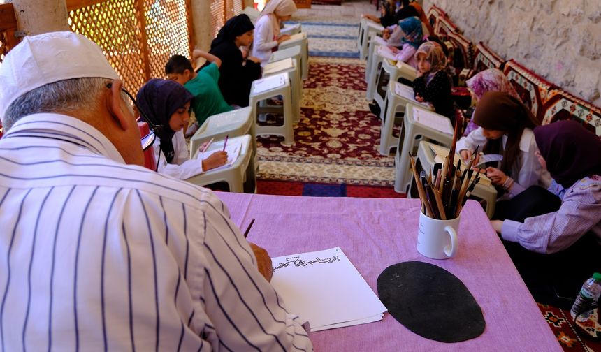 Çocuklar Kur’an’la birlikte hat sanatını da öğreniyor