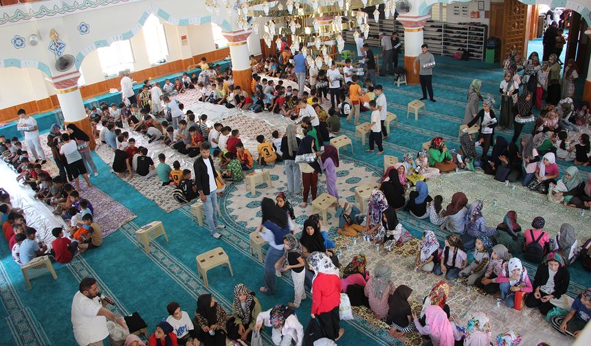 Kur'an kursuna devam eden çocuklar için camide sofra serildi