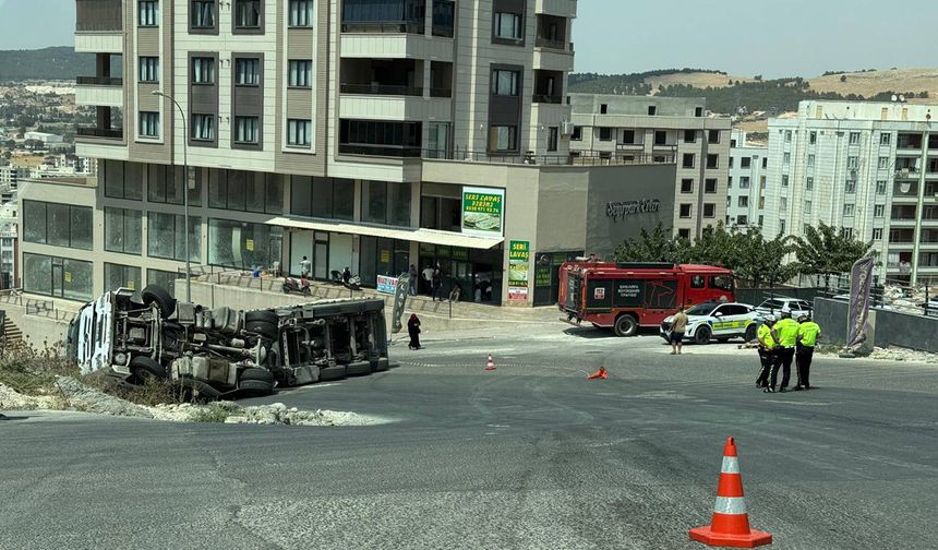 Şanlıurfa'da tır devrildi: Sürücü yaralandı