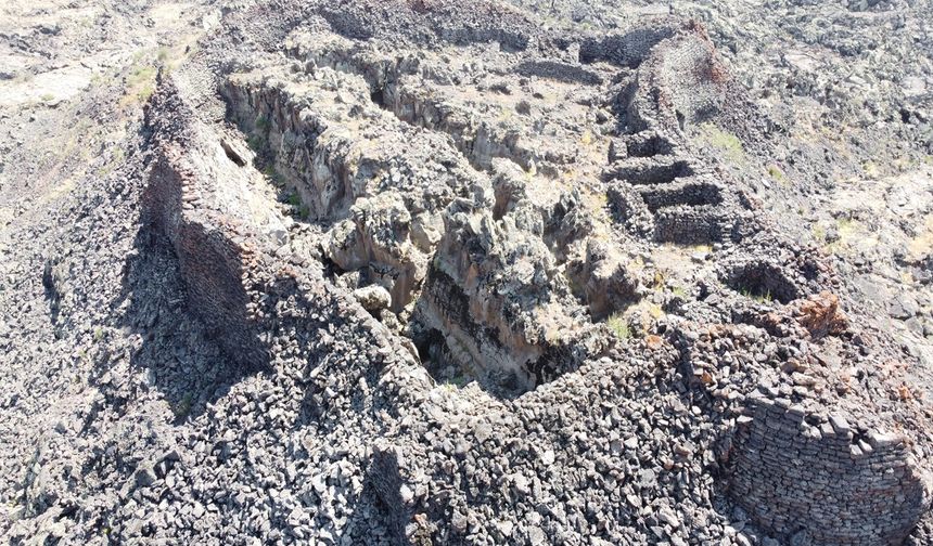 Yaklaşık 170 yıl önce Tendürek Dağı'ndan akan lavların altında kalan köyler görüntülendi