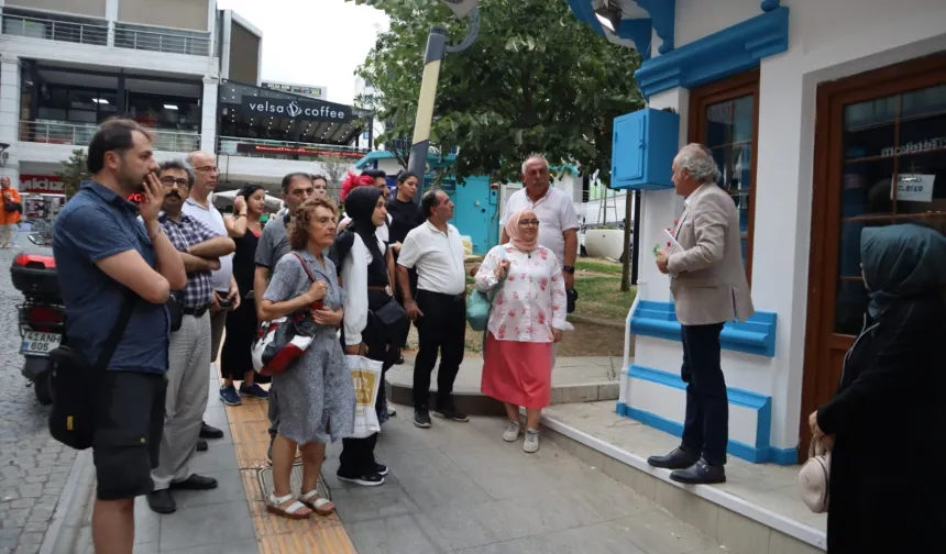 İzmit'te şair ve yazar dernekleri Edebiyat Sokağı'nda dinledi