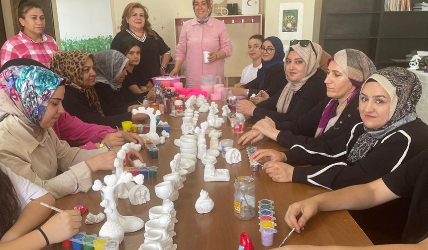 Batman'da genç kadınlar dekoratif el sanatları kursunda çeyiz hazırlıyor