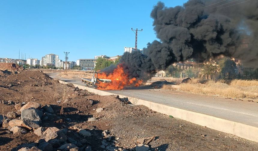 Diyarbakır’da park halindeki çekici alev alev yandı