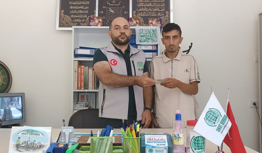 Engelli haliyle Filistin için yardım topluyor