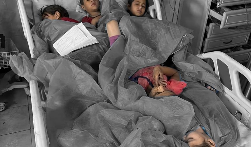 Gazze’de yaralı çocuklar aynı yatağı paylaşıyor