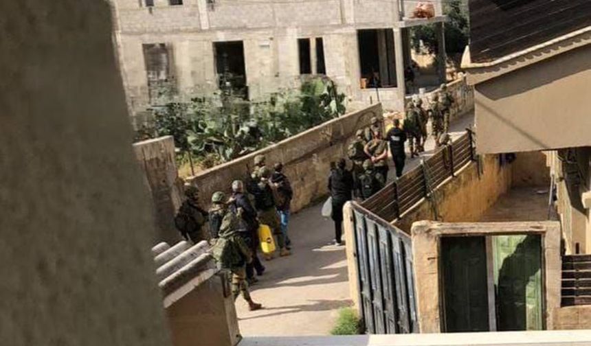 İşgal rejimi, Batı Şeria’da Filistinlileri alıkoyarak darp ediyor