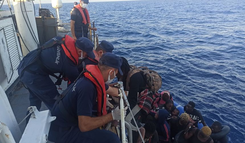 Muğla açıklarında 37 düzensiz göçmen kurtarıldı