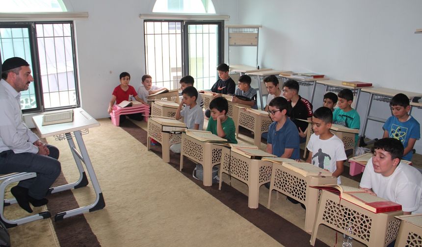 Yaz Kur'an kurslarına giden çocuklar: Camide hem öğreniyoruz hem eğleniyoruz
