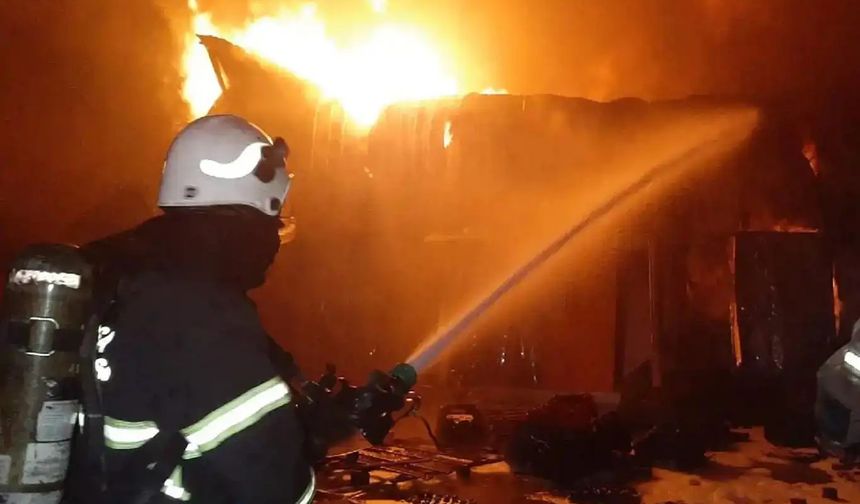İzmir’de mobilya fabrikasında yangın
