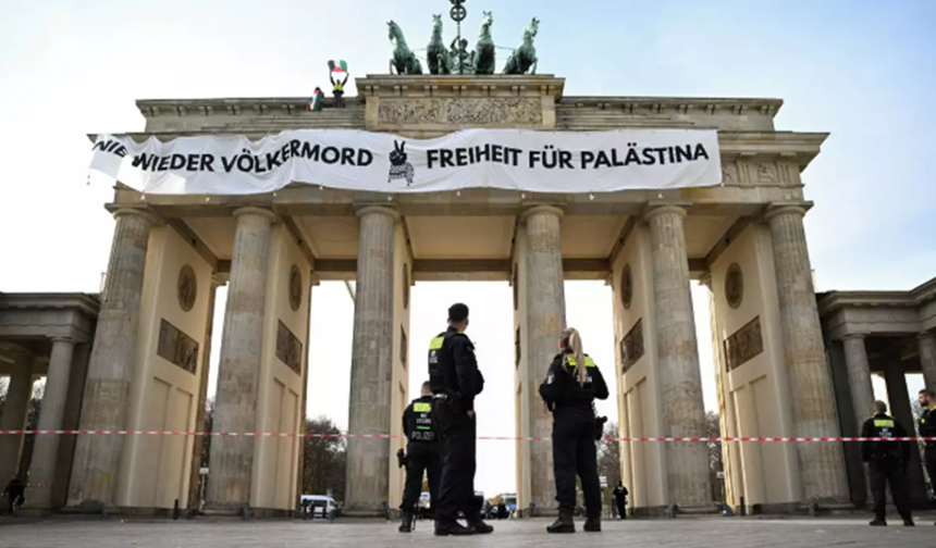 Brandenburg Kapısı'nda Filistin için pankartlı protesto