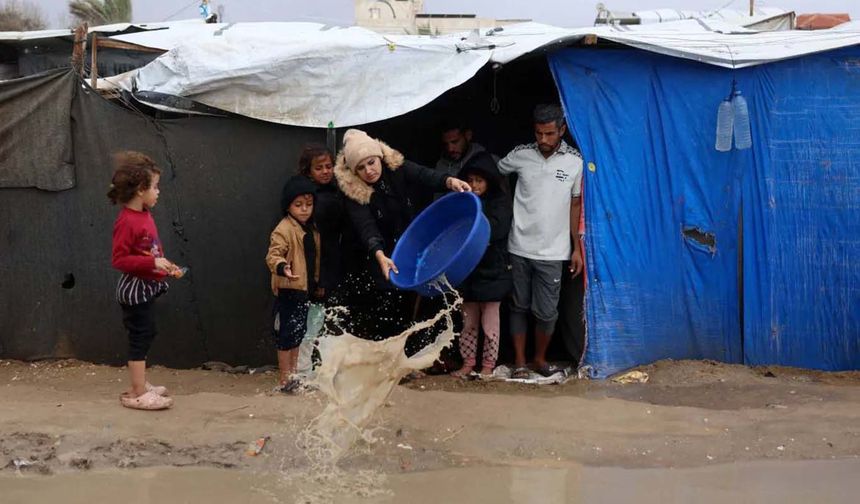 Gazze Şeridi'nde felaket kapıda: Şiddetli yağışlar nedeniyle çadırlar sular altında
